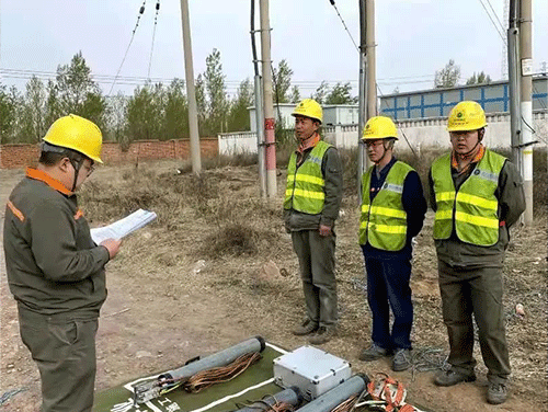 電工幫助村民改造線路